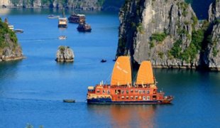 Jonque Violet dans la baie dHalong